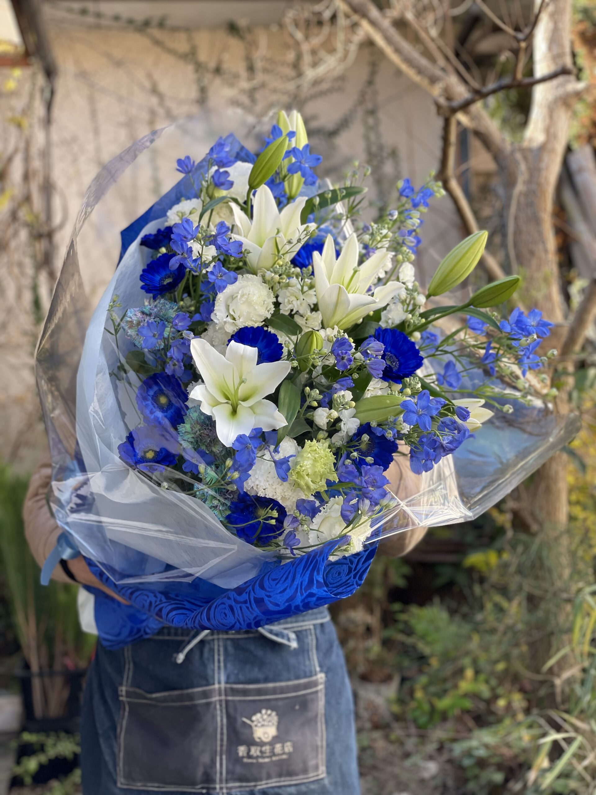 青い大きな花束